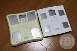 右が新しい体重計で左が古い体重計